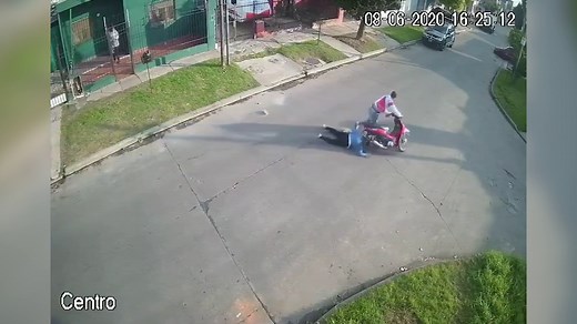 Victim is dragged by her hair while stuck to robber's motorcycle