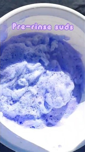 ASMR 💜🤍Pre-rinse squeezes🧽 Getting the last purple suds out #shorts #asmrsponge #spongesqueezing