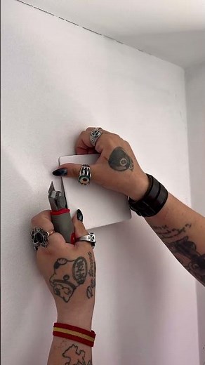 Aprende a poner papel pintado junto a @QuerubinBordado #shorts | LEROY MERLIN