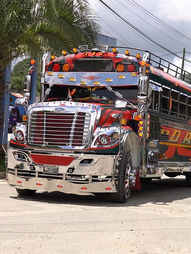 Descubre el increíble interior iluminado de un bus en Guatemala
