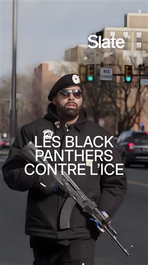 Slate France on Instagram: "Des membres des «Black Panther Party for Self-Defense» s’affichent dans les rues de Philadelphie, portant sur eux des AK-47. À la suite des homicides de la police de l’immigration (ICE) à Minneapolis et notamment du meurtre de Renee Good, une jeune Américaine tuée lors d’un banal contrôle routier, ces militants antiracistes organisent des patrouilles et intensifient leur recrutement. 🗣️ «Nous devons nous protéger et protéger nos proches», affirme le militant P
