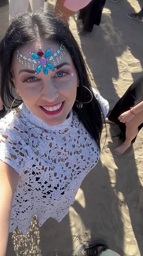 KELLY ROSEMy Fashionista Lifestyle on Instagram: "Festival vibes….. love being in the sun and sand"