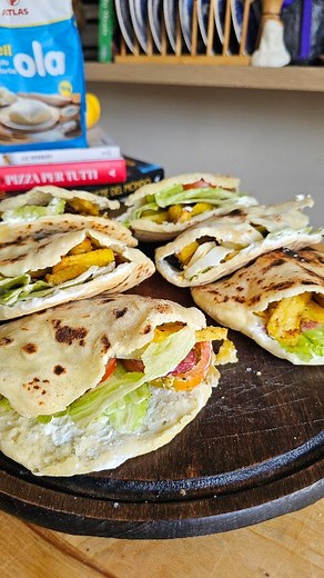 Eneida Çakërri | Pite tullumbace ose xhepa mbushur me 50she  Të mira ëëë  Nejse shikoni videon dhe gjatë përgatitjes që t'i ktheni në kohën e duhur e t'i... | Instagram