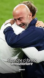 Ci sono immagini che ricordano a tutti perché amiamo il calcio: frammenti di umanità che attraversano lo schermo e restano dentro. Gli abbracci tra avversari, i bambini che tremano d’emozione per un saluto, le lacrime di chi vince e di chi perde, i sorrisi rivolti a chi non c’è più ma continua a vivere nel cuore di un popolo. In questo video abbiamo raccolto alcuni di quei momenti che ci fanno ancora battere il cuore. Si comincia con l’abbraccio eterno tra Roberto Mancini e Gianluca Vialli, due 