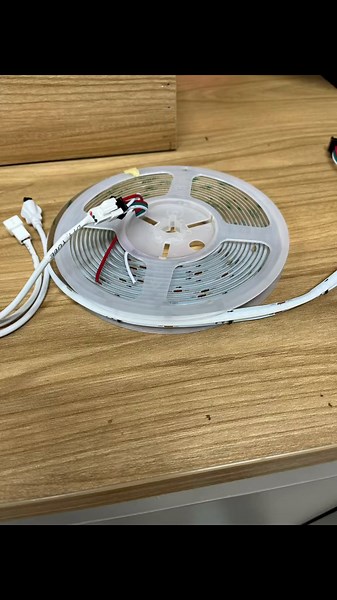 Cinta pixel con 12 v rollo x 5 metros ideal para decoraciones. Habitaciones bares con adapatador #ilumincionled #decoracion #cintasled #ledpixel #discotecas #bares