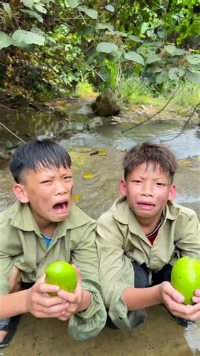Survival skills: A single mother knows how to pick melons in the forest.