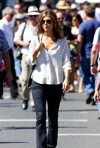 honey am just walking lonely on the street,hope you are going to join me #jenniferaniston #viral #foryoupage #foryou #fyp