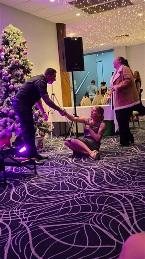 When the hand shakes are just that good 🤣 #hypnosis #hypnotised #handshake #stagehypnosis #hypnotism