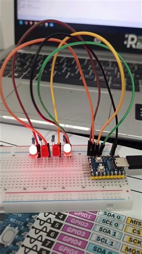 Así funciona un contador binario usando 4 LEDs 💡💡💡💡 #raspberry #raspberrypipico #diyprojects #rp2040