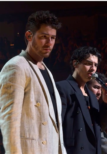 Tell me why they’re synced like that 😂 @joejonas @Nick Jonas @Jonas Brothers #joejonas #nickjonas #jonasbrothers #fyp #viral
