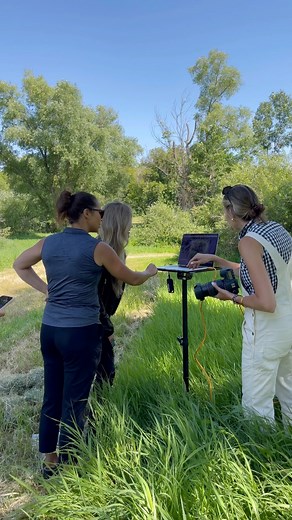 Behind the scenes of the latest Artful Living Magazine photo shoot! So much fun working with this talented team of women 🤍 | Laura Schara