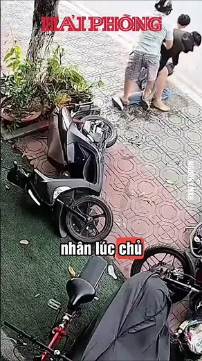 Nhân viên tiệm vàng và người dân vây bắt tên cướp ở TPHCM