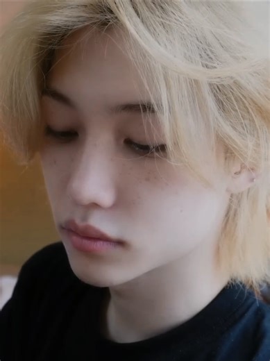 I love it so much when he's without makeup and his freckles are visible, he's so beautiful it hurts 😭💗 #felixstraykids #kpopfyp #yongbok #felix #straykidsfelix