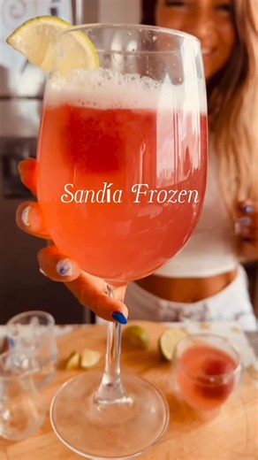 Veronica Celeste BIANCO 🌸 on Instagram: "📣𝗘𝗣. 𝟭 𝗦𝗔𝗡𝗗𝗜𝗔 𝗙𝗥𝗢𝗭𝗘𝗡🍉 : nuestra selección de coctail’s de esta temporada 🍹⭐️🌟 🌸 📣 🌟𝗧𝗔𝗟𝗟𝗘𝗥 𝗚𝗥𝗔𝗧𝗜𝗦 𝗗𝗘 𝗧𝗜𝗣𝗦 𝗣𝗥𝗘 𝗬 𝗣𝗢𝗦𝗧 𝗙𝗜𝗘𝗦𝗧𝗔𝗦 𝗤𝗨𝗘 𝗡𝗢 𝗜𝗡𝗙𝗟𝗔𝗠𝗘𝗡 𝗘𝗦𝗖𝗥𝗜𝗕𝗘 “𝟮𝟬𝟮𝟲” 𝗣𝗔𝗥𝗔 𝗦𝗨𝗠𝗔𝗥𝗧𝗘 💫 y aprender más sobre los tragos para disfrutar sin culpas 🍃 LEE EXTRA TIPS SOBRE ALCOHOL CALORÍAS Y TRUCOS. 🔗𝗘𝗕𝗢𝗢𝗞 𝗘𝗦𝗣𝗘𝗖𝗜𝗔𝗟 𝗙𝗜𝗘𝗦𝗧𝗔𝗦 🌲 𝐏𝐎𝐍𝐄 “𝐘𝐎 𝐐𝐔𝐈𝐄𝐑𝐎” . 1 taza de