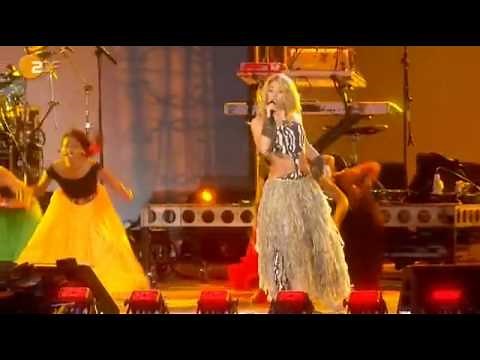 Shakira - Hips Don't Lie Feat Tumi Molekane @ kick-off Concert Fifa World Cup South Africa