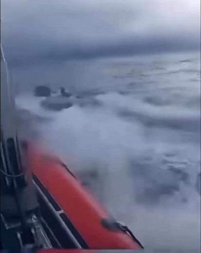 Dramatic video shows Coast Guard leaping onto submarine carrying 17,000 pounds of cocaine Footage : https://www.toponeviral.info/archives/346 | Gfghj | Facebook
