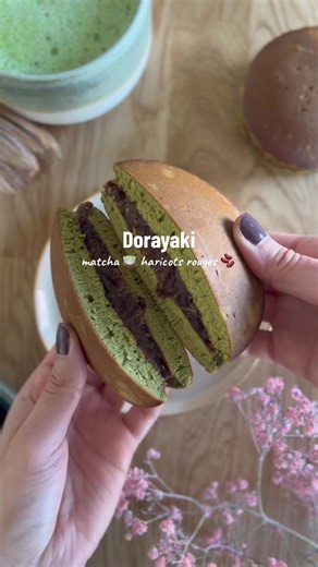Dorayaki 🇯🇵| matcha & pâte de haricots rouges 🍵🫘 ✅ Enregistre ce reel pour ne pas louper la recette Le Japon dans mon assiette 🍽️ 🇯🇵 - épisode 3 Pour 4 dorayaki : La pâte a pancakes : 2 œufs, 50g de sucre (ici sucre de coco), 2cs de miel, 90g de farine, 1cs de matcha (optionnel), 1cc de poudre à lever. On mélange tout et on laisse reposer la pâte 30min. Cuisson à feu doux, sur une poêle avec un peu d’huile qu’on viendra bien essuyer à l’aide d’un essuie-tout (⚠️ très important, s’il y’a t