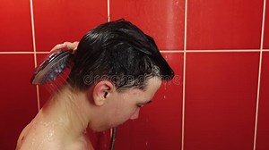 Un Jeune Homme Sous La Douche. Un Adolescent Se Lave Sous Un Jet D'eau Chaude Dans La Salle De Bain. Clips Vidéos - Vidéo du sain, hygiène: 211174579