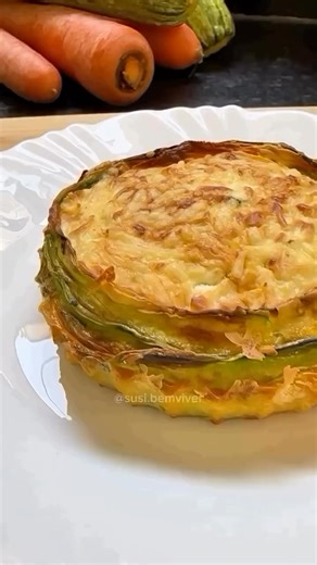 Saúde tem mais sabor.🌺🤍🌱 on Instagram: "🥧QUICHE DA SUSI LOW CARB - sem farinha, proteica, leve e deliciosa! Salva para não esquecer e compartilhe com um amigo que vai gostar. Usei: - 40g abobrinha italiana em tiras - 20g de cenoura crua em tiras - 1 ovo - temperos: páprica e orégano - ou outros que gostar - sal - 40g frango desfiado e temperado - 30g creme de ricota ( 1 colher chá para o ovo e o restante por cima) - 10g queijo parmesão ralado Prepare conforme o vídeo. Minha forminha tem 10cm