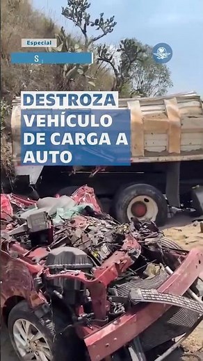 Fatal accidente: vehículo de carga choca contra auto y lo destroza, mueren cuatro personas #shorts