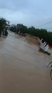 Hy vọng bà con được an toàn... 😢 Video: Quảng Trị 24h | Zing