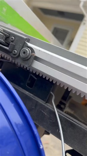 Dust collection in a pinch if you don’t have a shop vac. #carpenter #remodeling #carpentry #diy-001 | Segundo