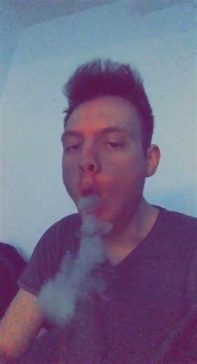 Shisha rauchen und Ringe machen