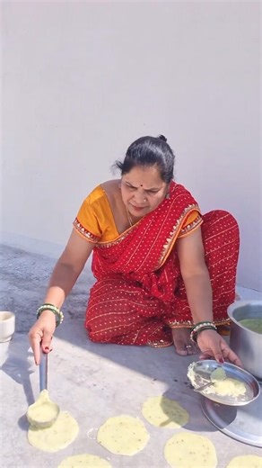 उन्हाळ्यात बनवून बघा दुधासारखे पांढरे शुभ्र खुशखुशीत रवा पापड#Rava papad#summer special#foodshorts