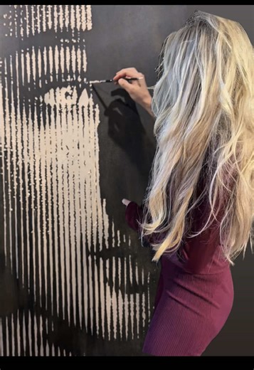 I present you: //Grounded// - The making-of My newest work, inspired by natures earthy winter landscape. Cold soil, wood touch, and a crisp winter sun. This painting breathes nature. With sand blown into the background and my handpainted stripes that appear abstract up close yet get more detailed when taking a step back. This experience is even more remarkable in real life and so… 📍In May I’m organising my (-once yearly-) solo exhibition and I’d love to invite you personally. Sign up to my mail