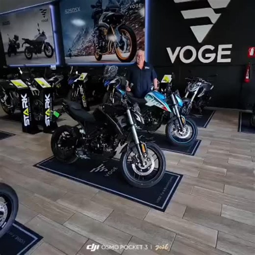 Revista MotoBiciAuto on Instagram: "Nos encontramos en @motos_exclusivas presentando la nueva Voge R125. La moto más rápida en su segmento en Guatemala. Ideal para uso diario. Con una estética agresiva y muy deportiva. Destacamos algunas características: Motor Monocilíndrico de 125cc, 4T, inyección electrónica, 6 velocidades, enfriada por agua, frenos de disco con ABS de doble canal, sistema de iluminación con tecnología LED, pantalla LCD a color, con la típica visualización Racing. Modelo dispo