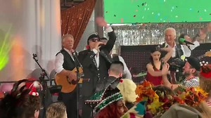 Der 6. Auftritt führte uns in die WDR-Arkaden. 500 kostümierte Zuschauer im TV-Studio aber mehr als 1,5 Millionen an den Fernsehgeräten Zuhause konnten 20 Minuten Höhner-Live erleben. | HÖHNER