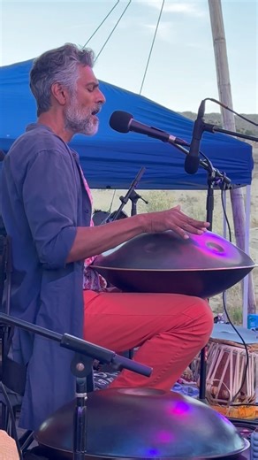 Hey Ma Durga 🎶 Let there be love inside our hearts Don’t let the wounds tear us apart this is my Beloved’s Durga Song @masoodalikhanmusic ~ reminding us to stay in our hearts, keep feeling, and work together beneficially in support of each other. A beautiful song with Bhakti Love family: ♥️ @kaminimusic 🧡 @cooperladnier 💛 @mantrayoga_with_astrud Thabk you to this deeply devotional gathering last week @bhaktilovereunion in the CA desert practicing praying together ~ feeling blessed to have the