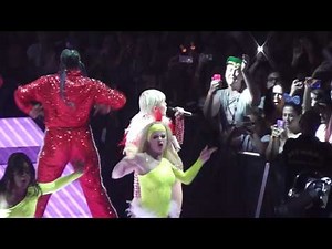 Miley Cyrus - SMS and 4X4 - Bangerz Tour Barcelona HD
