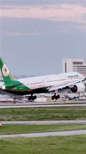 EVA Air Windy Landing at DFW 😱✈️ | Crosswind Dreamliner Touchdown