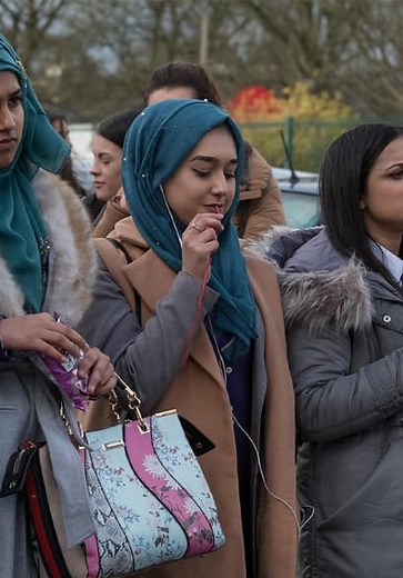 Ackley Bridge S01:E01 - Episode 1