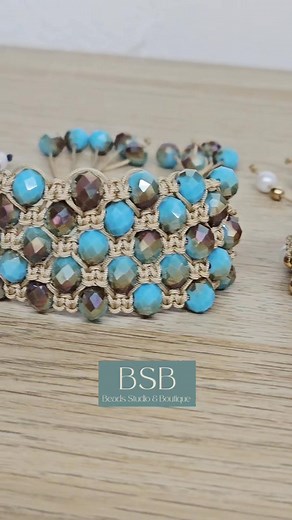 🤩 Pronto nuevas fechas para diciembre. Recuerda que debes dominar el nudo plano para participar del taller. Envía tu información por WhatsApp (787) 258-9875 para avisarte las fechas 😉 Costo: $15 | Beads Studio & Boutique