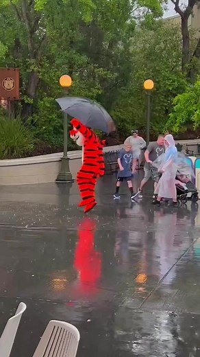 Tigger & Winnie the Pooh Jumping in Puddles - Disney Rainy Day Fun!