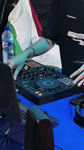 Enjoykeun ☕️👌 . Two Beans Coffee Cart 📍Saparua Park, Jl. Ambon, Citarum, Bandung 🕓 17.00 - 01.00 . #coffee #coffeecart #coffeestreetbdg #coffeestreetbandung #coffeebandung