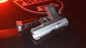 4M views · 31K reactions | VOCÊ VIU? POLÍCIA ACORDA TRAFICANTES COM BOMBA E CORRERIA A nossa equipe acompanhou uma operação da Denarc, que contou com apoio dos policiais do Cope, para combater uma quadrilha de traficantes, em Fazenda Rio Grande. Registramos de perto a correria, que teve até explosão de granada. Veja na reportagem de Guilherme Drabovski e Marcel Mercurio: | RobertoAciolli | Facebook