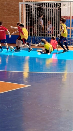 Gabriel quase fez o gol no futebol da escola! #shorts