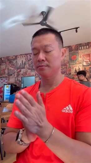 Lee Cu Fang | Strength & Mobility Fitness on Instagram: "🤲✨ Hand Skating: Teknik Sederhana untuk Tenangkan Sistem Saraf Tahukah kamu? Gerakan lambat dan berirama dari tangan yang digerakkan perlahan—atau yang dikenal dengan sebutan hand skating—ternyata punya efek luar biasa untuk menenangkan sistem saraf kita. ⸻ 👋 Gerakan ini mengaktifkan jalur sensorik dan motorik secara bersamaan. 🤝 Juga melatih koordinasi dua sisi tubuh (bilateral coordination) yang sangat penting untuk menstabilkan emosi