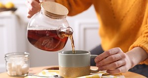 Voici ce qui se passe vraiment dans votre corps quand vous remplacez le café par du thé vert (ce n'est pas forcément ce que vous croyez)