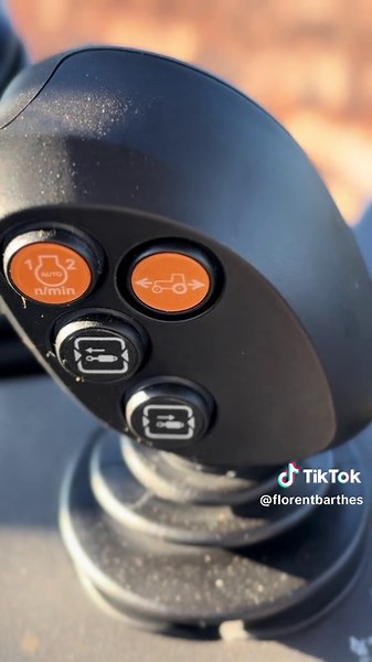 🚜 Bientôt en vidéo YouTube : le New Holland T4.100F 2025 SuperSteer 👀 Maniabilité, puissance et précision… ce bijou est prêt à tout donner dans les rangs 💪🍇 Un grand merci à la concession Groupet3M pour le prêt du tracteur 🙌💙 La présentation complète arrive très vite ! 🎥🔥 @Groupe T3M #NewHolland #T4100F #SuperSteer #TracteurVigneron #Viti