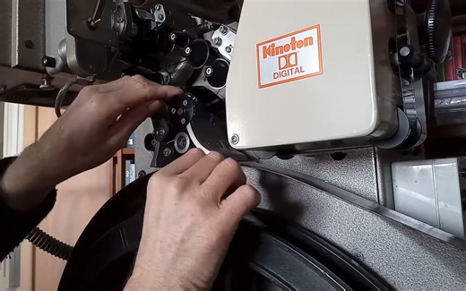 电影放映机FP20 Philips Kinoton 35mm，在FP20中插入胶片