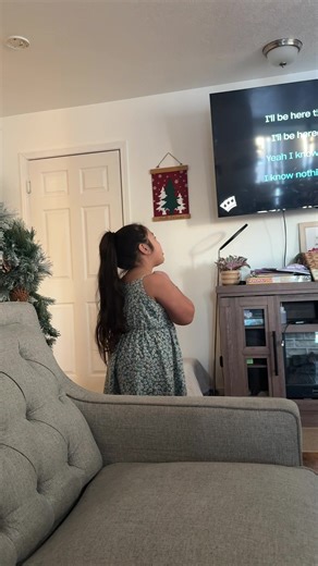 she heard this song from her older cousins and started learning it yesterday on her own ringing all our ears off👀😂 Once she wants to learn a song there’s nothing stopping her, even when her uncle elu and her older cousins kept turning off the TV while standing upstairs with the remote control app in their phone 🤦🏻‍♀️👊🤣 @mafe94 #dieonthishill #fyp #foryoupage #fypシ #viralvideo