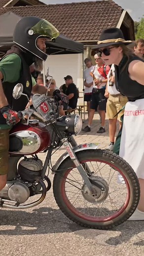 🔥 Wenn ein Motorrad nicht nur fährt – sondern Geschichte erzählt… 🔧✨ Die Puch 125/175 SV ist eine echte Legende aus den 50ern und 60ern. Doppelkolben-Zweitakter, einzigartiger Schalenrahmen und dieser unverwechselbare Vintage-Charme – ein Klassiker, der heute noch Herzen höherschlagen lässt. Ob in Blau, Schwarz oder als sportliche SVS in Rot: Jede Variante ist ein Stück Zeitreise auf zwei Rädern. 👉 Lass ein ❤️ da, wenn du alte Puch-Modelle liebst – und markier jemanden, der sowas unbedingt ma