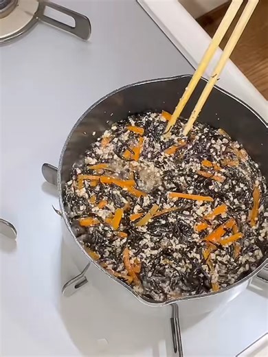 そぼろひじき（鶏ひき肉とひじきの煮物）の作り方♪肉入りだから食べ応えもありご飯に最高に合います。ひじきの戻しも5分で簡単！作り置き出来るのでお弁当や常備菜に重宝します。 #01