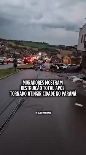 🌪️ Moradores mostram destruição total após tornado atingir cidade no Paraná Imagens registradas por moradores revelam o cenário de devastação em Rio Bonito do Iguaçu (PR), atingida por um tornado de ventos extremos na tarde de sexta-feira (7). Casas foram destruídas, árvores e postes caíram, e boa parte da cidade ficou irreconhecível. Equipes da Defesa Civil, Bombeiros e voluntários seguem nos resgates e na remoção de destroços. Segundo a prefeitura, cerca de 60% da área urbana foi danificada, 