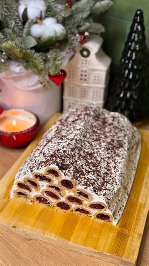 Lisnic Cristina on Instagram: "🧁Cușma lui Guguță! . Pentru blat: 200 gr unt moale(sau untură) 200 gr smântână 20% 1 linguriță mică bicarbonat de sodiu stins în oțet sau în smântână. 350 gr făină . Vișină în sucul ei am folosit un borcan de 1 kg. Am copt 16 blaturi. Blaturile le coacem 20/30 minute. Cremă: 200 ml frișcă 33% 2 linguri mari zahăr pudra. 500 gr smântână 20% 200 gr zahăr. Cremă poate fi preparată și doar din smântână dar adăugați un pachețel de întăritor de frișcă. Aceasta este rețe