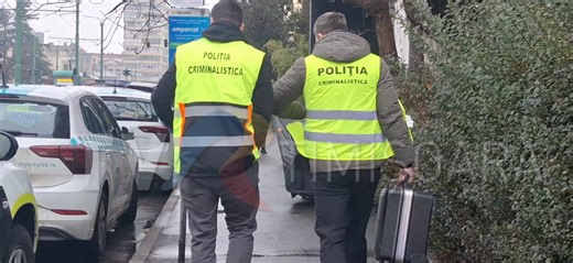 UPDATE: Tragedie la Arad. Doi bărbați, tată și fiu, au hotărât să moară împreună, cel mai probabil apăsăți de neajunsurile vieții. Aveau 27, respectiv 57 de ani, și se pare că s-au aruncat în gol, de la etajul 10 al unui bloc din centrul Aradului. Au lăsat în urmă două rucsacuri, cu obiecte personale și multe semne de întrebare. Cei doi erau din Vaslui și munceau în Arad că zilieri, iar cu banii strânși abia reușeau să trăiască de pe o zi pe altă. Știrea inițială: În jurul orei 11 30, în această